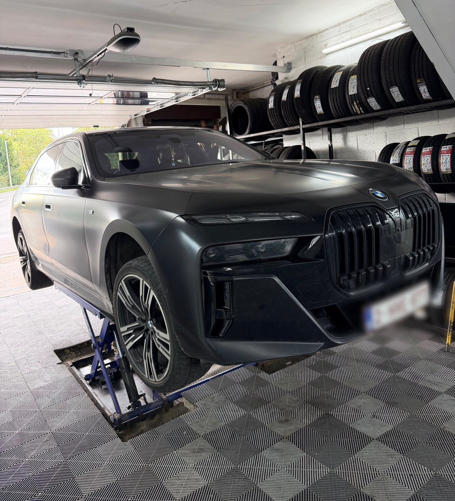 Une BMW sur le pont à l'atelier